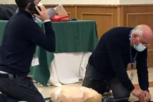 Malore al ristorante, Ascierto salva un uomo: “Il suo cuore si è fermato, ambulanza dopo 25 minuti. Più defibrillatori” Malore al ristorante, Ascierto salva un uomo: “Il suo cuore si è fermato, ambulanza dopo 25 minuti. Più defibrillatori”