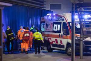 Accoltella 5 persone in un supermercato, fermato dai clienti: morto un dipendente del Carrefour, tra i feriti il calciatore Pablo Mari