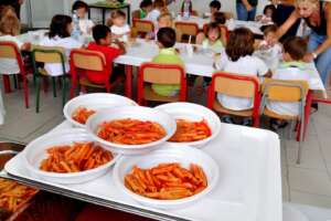 Il Comune lascia i bimbi delle scuole senza cibo, il calvario della mensa tra ritardi e giustificazioni