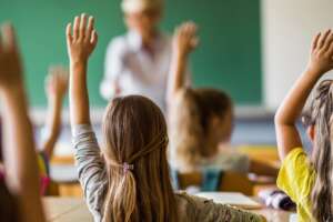 Parlare meno di Fedez e Rovelli e più della preside che ha evitato un nuovo caso Saman Abbas