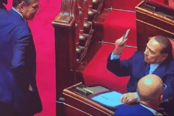 Berlusconi barcolla, manda a quel paese La Russa e il voto è uno show: ma la strategia di Forza Italia affonda