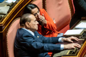 Berlusconi ‘ricompensa’ Ronzulli dopo il KO sul ministero, la fedelissima capogruppo al Senato: alla Camera Cattaneo