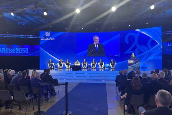 Confindustria frena il governo Meloni sulle promesse elettorali: “Non possiamo permetterci flat tax e prepensionamenti”