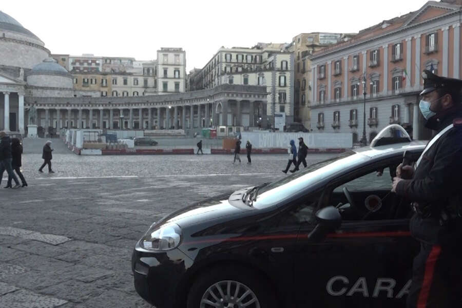 Marcia della Pace a Napoli, parcheggi vietati in centro per fare spazio ai 400 autobus attesi: piazza Plebiscito ‘chiusa’