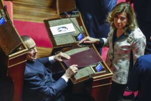 Berlusconi ottiene la Giustizia, il ministero va alla Casellati con l’ok di Giorgia Meloni: ma da FdI silenzio su accordo