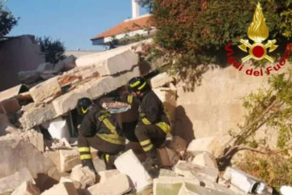 Fuga di gas, crolla l’abitazione dopo il boato: donna estratta dalle macerie