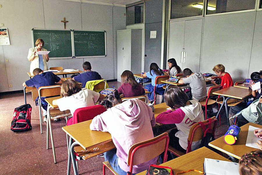 Primo giorno di scuola, bambina di 11 anni messa in isolamento e mandata a casa: “Le ballerine che indossa sono un pericolo” secondo l’Istituto