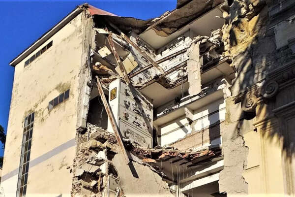 Bare sospese nel vuoto, ‘miracolo’ al cimitero di Poggioreale: “Il giorno prima c’erano i familiari dei defunti”