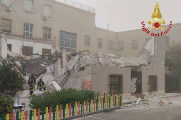 Crolla l’Aula Magna dell’università di Cagliari, una strage sfiorata per poche ore: “Miracolo non sia successo nulla” Crolla l’Aula Magna dell’università di Cagliari, una strage sfiorata per poche ore: “Miracolo non sia successo nulla”