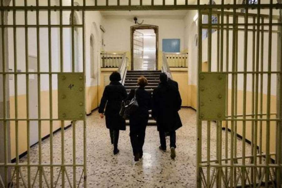 A 85 anni è rinchiusa in carcere per una condanna a 8 mesi, anziana e non autosufficiente dietro le sbarre per aver occupato la casa