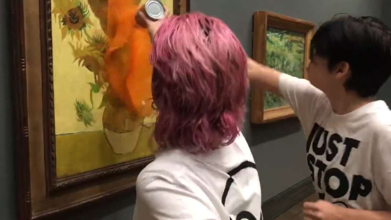 Giovani ambientaliste imbrattano I Girasoli di Van Gogh con la zuppa di  pomodoro: “Vi interessa di più l'arte o la vita?” - Il Riformista