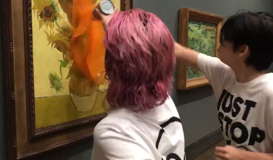 Giovani ambientaliste imbrattano I Girasoli di Van Gogh con la zuppa di pomodoro: “Vi interessa di più l’arte o la vita?”