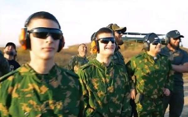 Kadyrov manda tre figli adolescenti sul fronte ucraino, il video del leader ceceno: “Giunto il momento di brillare in battaglia”