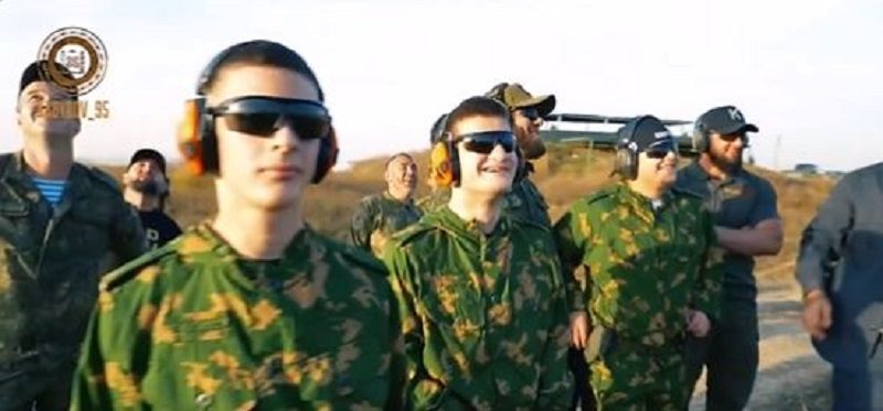 Kadyrov manda tre figli adolescenti sul fronte ucraino, il video del leader ceceno: “Giunto il momento di brillare in battaglia”