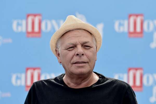 Paura per Enzo Gragnanielo, malore sul palco per il cantautore napoletano