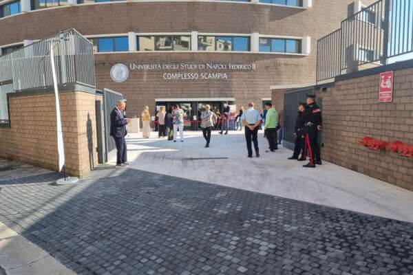 Università Scampia e passerella politica, a Napoli le tribù esistono perché le classi dirigenti sono anti-moderne