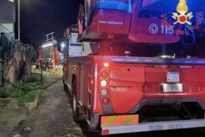 Incendio divora abitazione a Catanzaro, tre fratelli (di 12, 14 e 22 anni) muoiono tra le fiamme: gravi i genitori e altri due figli