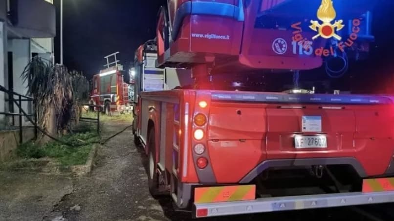 Incendio divora abitazione a Catanzaro, tre fratelli (di 12, 14 e 22 anni) muoiono tra le fiamme: gravi i genitori e altri due figli