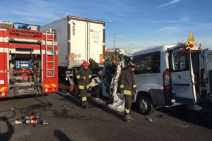 Strage in autostrada, furgone tampona tir e si accartoccia: sei morti e un ferito grave