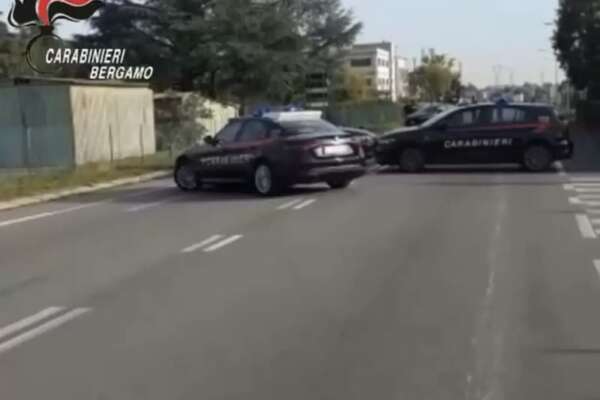 Scoppia la lite al semaforo, biker speronato dall’auto muore sul colpo: arrestato 55enne in fuga