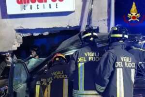 Auto si schianta contro casa abbandonata: morti sul colpo una giovane madre e tre bimbi