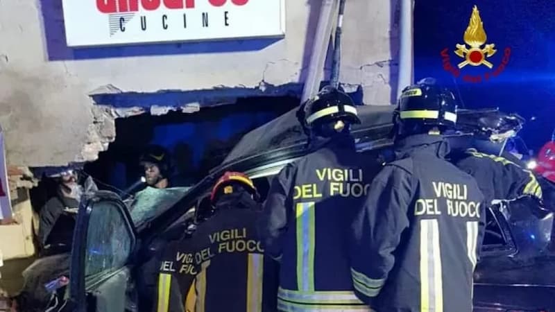 Auto si schianta contro casa abbandonata: morti sul colpo una giovane madre e tre bimbi