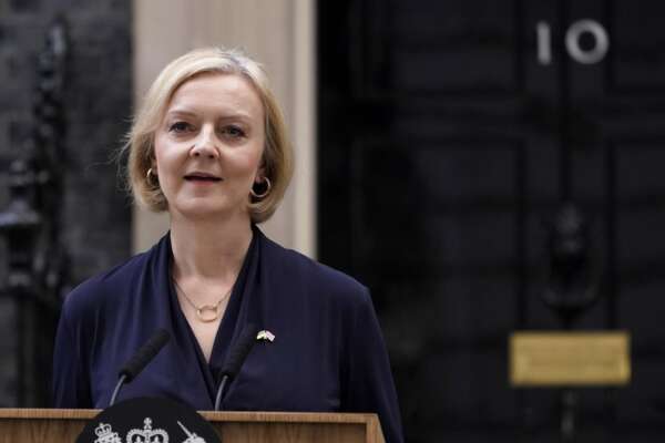 Liz Truss si è dimessa, “l’erede” della Thatcher resta in carica sei settimane: l’addio dopo la tempesta economica e la rivolta nei Conservatori