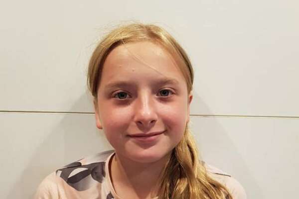 Nella combo postata sul profilo Facebook di Delphine Daviet, mamma di Lola, trovata assassinata in un baule alla periferia di Parigi, una foto della bambna uccisa, Parigi, 16 ottobre 2022. FACEBOOK DELPHINE DAVIET  +++ATTENZIONE LA FOTO NON PUO’ ESSERE PUBBLICATA O RIPRODOTTA SENZA L’AUTORIZZAZIONE DELLA FONTE DI ORIGINE CUI SI RINVIA+++ (NPK)