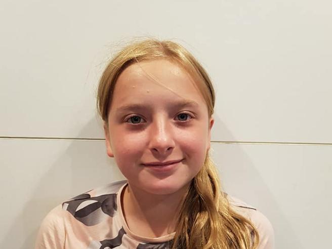 Nella combo postata sul profilo Facebook di Delphine Daviet, mamma di Lola, trovata assassinata in un baule alla periferia di Parigi, una foto della bambna uccisa, Parigi, 16 ottobre 2022. FACEBOOK DELPHINE DAVIET  +++ATTENZIONE LA FOTO NON PUO’ ESSERE PUBBLICATA O RIPRODOTTA SENZA L’AUTORIZZAZIONE DELLA FONTE DI ORIGINE CUI SI RINVIA+++ (NPK)