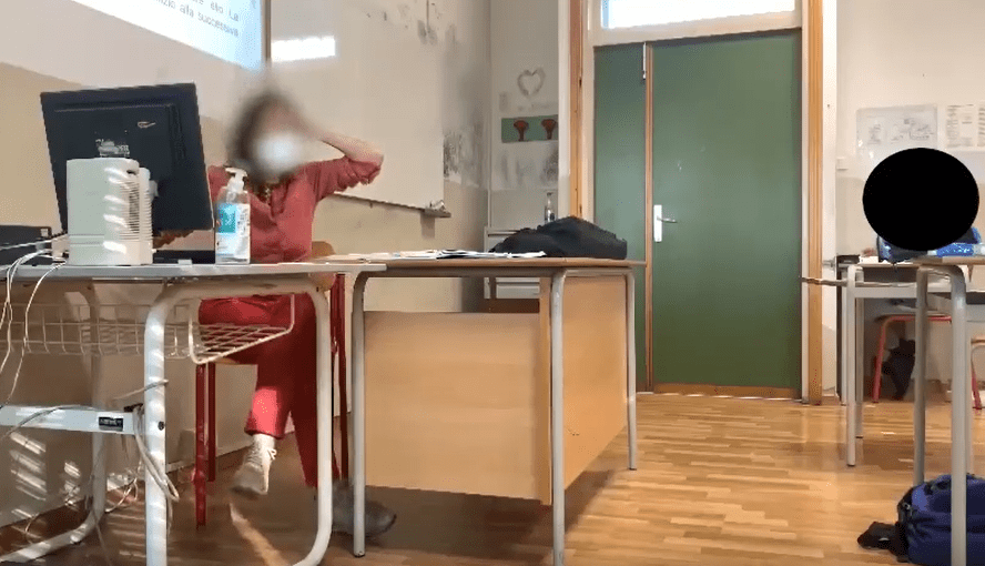 Spari contro la prof in classe, alunni ridono e girano video: “Mamma che male, chi è stato?”