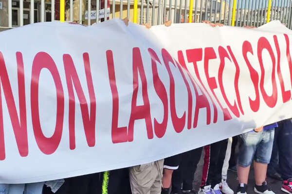 “Non lasciateci soli”: il grido delle mamme di Melito nel giorno dei funerali del prof ucciso a scuola