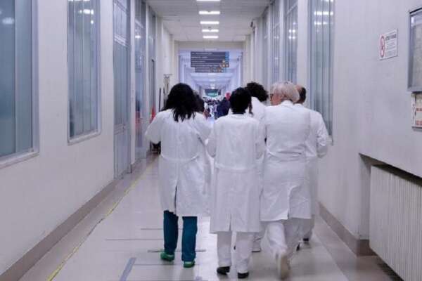 Insulti e vessazioni, a Perugia gli specializzandi denunciano la direttrice della Scuola di Neurologia per il ‘clima da caserma’