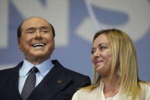 Fdi e Meloni volano ma pesa l’incognita Berlusconi: l’ultimo sondaggio sui rischi per il governo