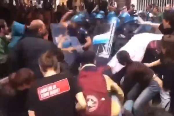 Scontri alla Sapienza per il convegno FdI e Capezzone, “studenti manganellati” dalla polizia Scontri alla Sapienza per il convegno FdI e Capezzone, “studenti manganellati” dalla polizia