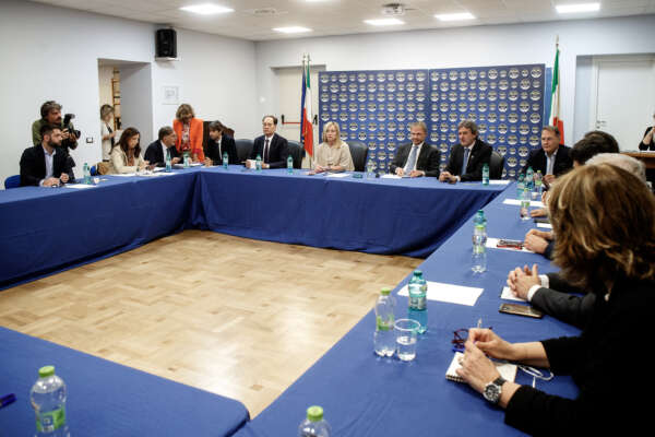 Meloni ‘frena’ gli alleati Salvini e Berlusconi sui ministeri: “Al Governo solo i migliori, nessun problema ricorrere ai tecnici”
