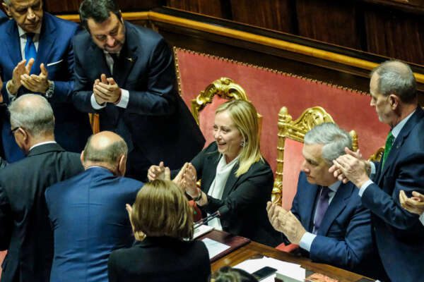 Meloni, ok alla fiducia al Senato: Berlusconi rivendica ruolo di ‘padre’ del centrodestra, Renzi apre a presidenzialismo e attacca il PD, dalla Lega ‘avvertimenti’ al premier