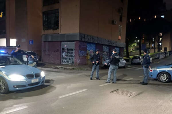 Picchiata da fidanzato e cognato per aver rifiutato un rapporto a tre: la madre dei fratelli tenta di impedire la sua fuga