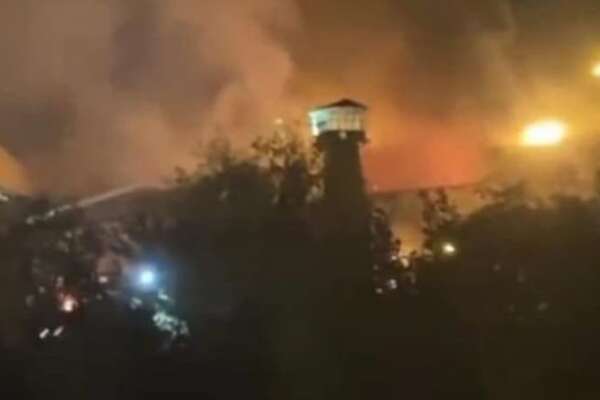 Rivolta e incendio a Evin, caos nel carcere degli oppositori in Iran: paura per l’italiana Alessia Piperno Rivolta e incendio a Evin, caos nel carcere degli oppositori in Iran: paura per l’italiana Alessia Piperno