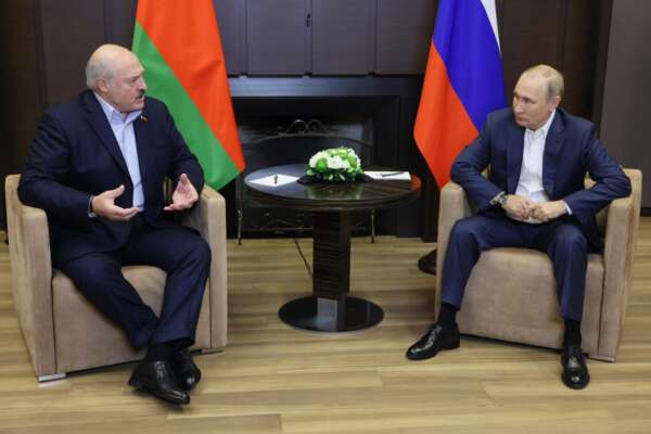 Lukashenko in soccorso di Putin, truppe schierate a sostegno di Mosca: “Nato valuta attacco nucleare contro di noi”