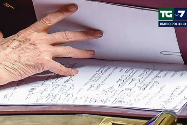 I ministri di Berlusconi: i nomi del Cav svelati da Mentana con una zoomata sugli appunti