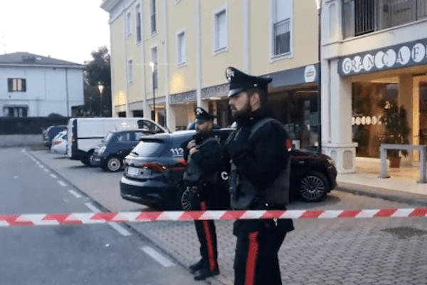 Barricato in casa col figlio di 4 anni, svolta nel sequestro: il padre apre la porta e ‘libera’ il bimbo