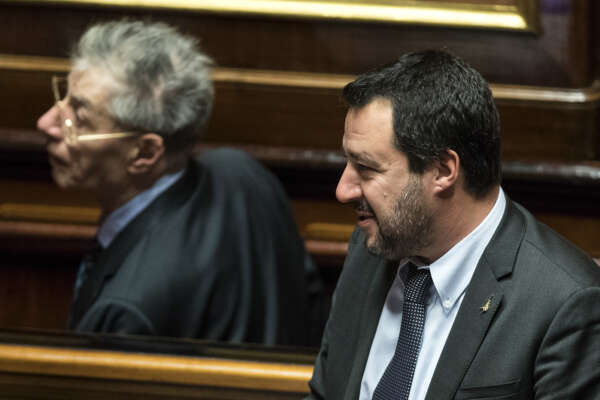 Salvini fa la guerra a Bossi, diffida al comitato del nord del ‘Senatur’: vietato l’uso del simbolo della Lega