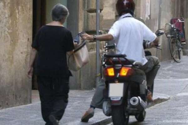 Rapinata su corso Umberto a Napoli, cade e sbatte la testa a terra: è grave in ospedale