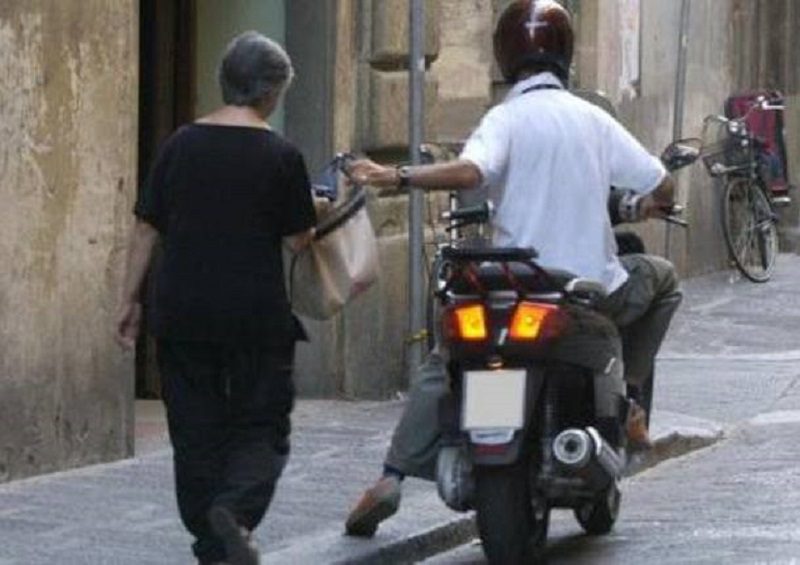 Rapinata su corso Umberto a Napoli, cade e sbatte la testa a terra: è grave in ospedale