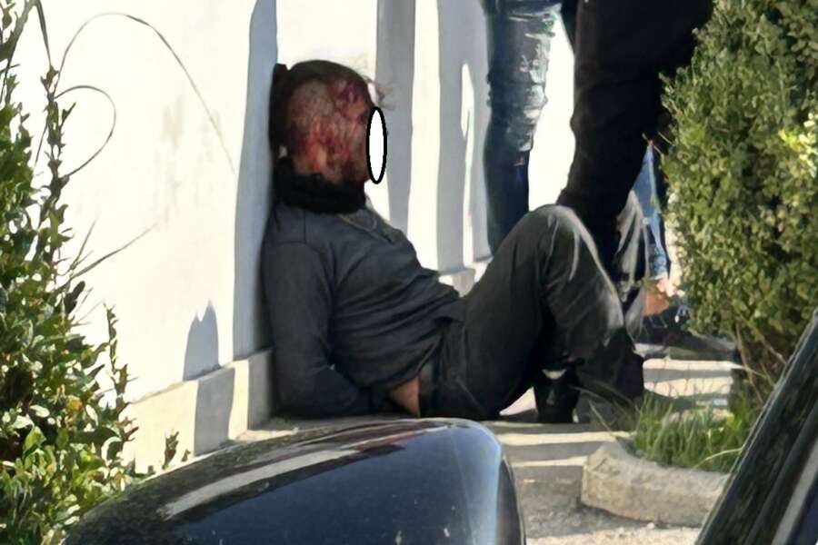 Rapina e spari in tabaccheria, carabiniere non indietreggia e blocca uno dei due banditi