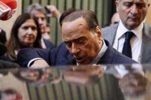 Perché Berlusconi è andato a baciare la pantofola della regina (Meloni)