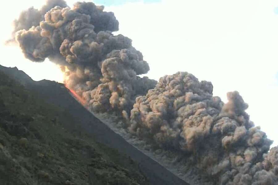 Stromboli, il vulcano torna a eruttare e scatta l’allerta: “Non uscite di casa”