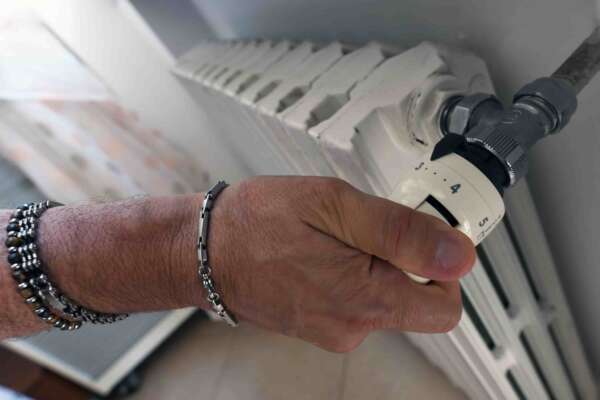 Riscaldamento, le nuove regole sui termosifoni: un grado e 15 giorni in meno di accensione per zone