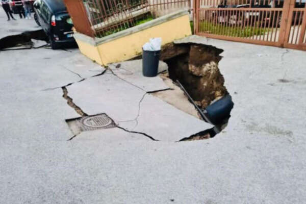 Boato e crollo a Villaricca, maxi-voragine e palazzo in bilico: famiglie sgomberate