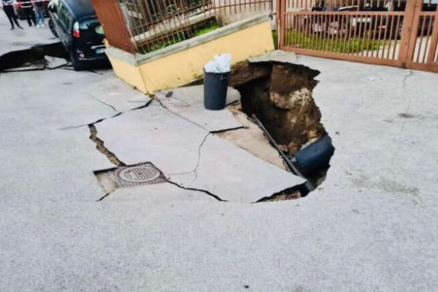 Boato e crollo a Villaricca, maxi-voragine e palazzo in bilico: famiglie sgomberate